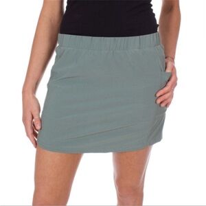 Patagonia Happy Hike Skort size medium light grey trek material Drifter Gray